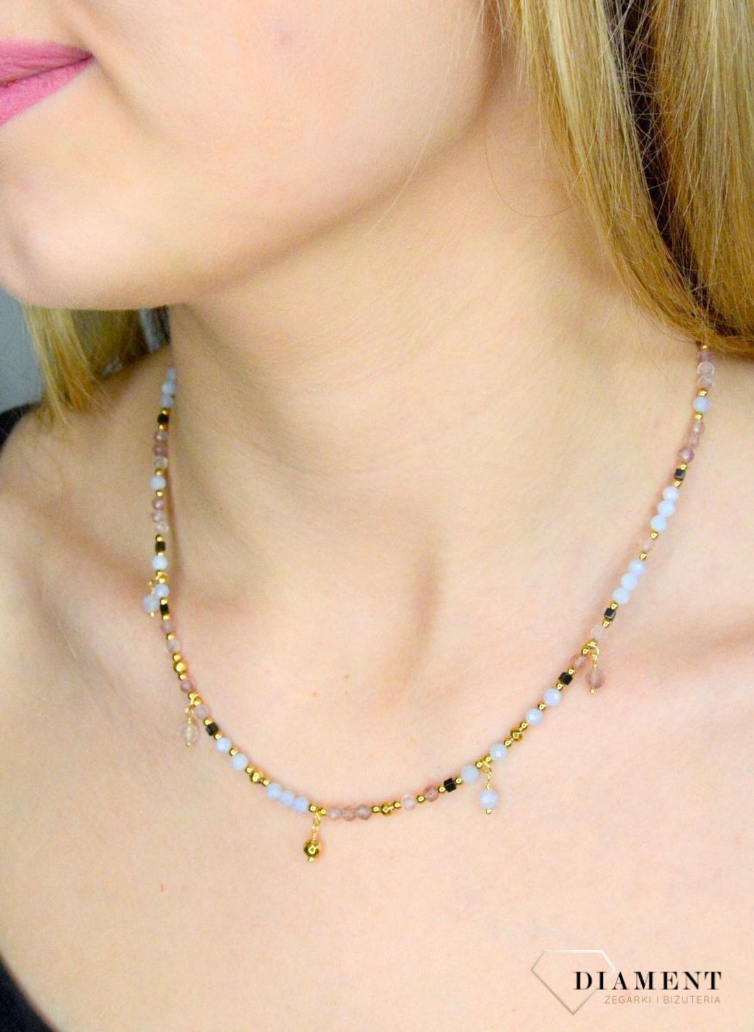 Naszyjnik damski kolorowe kamienie naturalne kwarc truskawkowy, chalcedon DIA-NSZ-8132-925. Naszyjniki z kamieniami naturalnymi od lat zachwycają elegancją i ponadczasowym pięknem. Drobne koraliki kamieni naturalnych w odcieni.jpg
