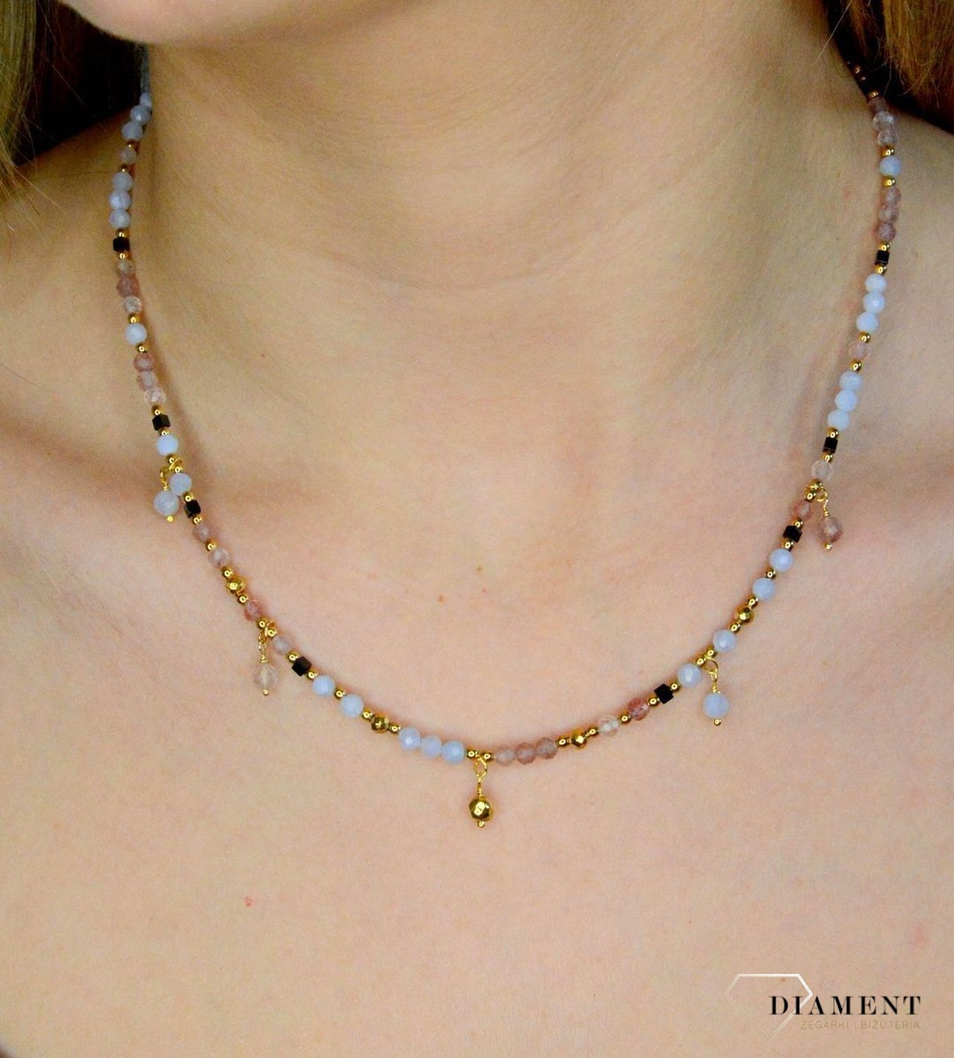 Naszyjnik damski kolorowe kamienie naturalne kwarc truskawkowy, chalcedon DIA-NSZ-8132-925. Naszyjniki z kamieniami naturalnymi od lat zachwycają elegancją i ponadczasowym pięknem. Drobne koraliki kamieni naturalnych w odcieni.jpg