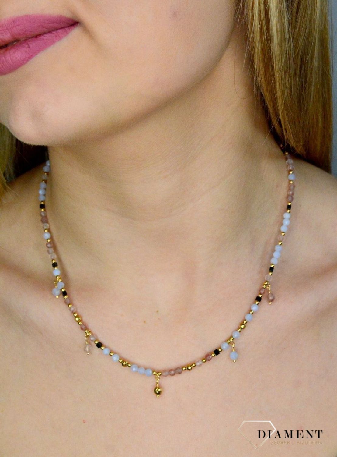 Naszyjnik damski kolorowe kamienie naturalne kwarc truskawkowy, chalcedon DIA-NSZ-8132-925. Naszyjniki z kamieniami naturalnymi od lat zachwycają elegancją i ponadczasowym pięknem. Drobne koraliki kamieni naturalnych w odcieni.jpg