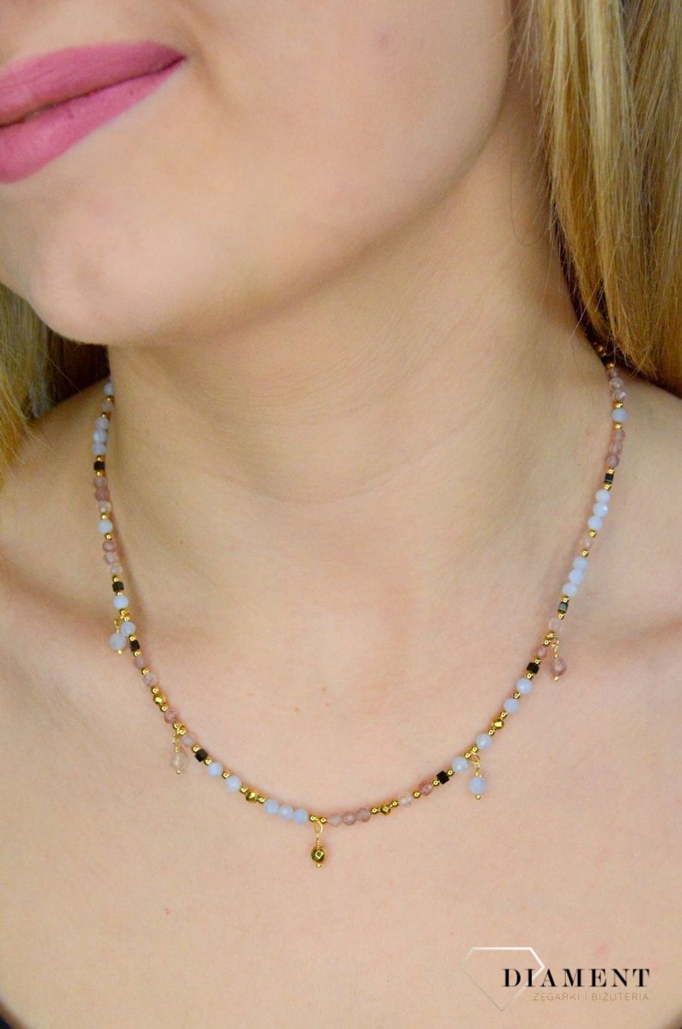 Naszyjnik damski kolorowe kamienie naturalne kwarc truskawkowy, chalcedon DIA-NSZ-8132-925. Naszyjniki z kamieniami naturalnymi od lat zachwycają elegancją i ponadczasowym pięknem. Drobne koraliki kamieni naturalnych w odcieni.jpg
