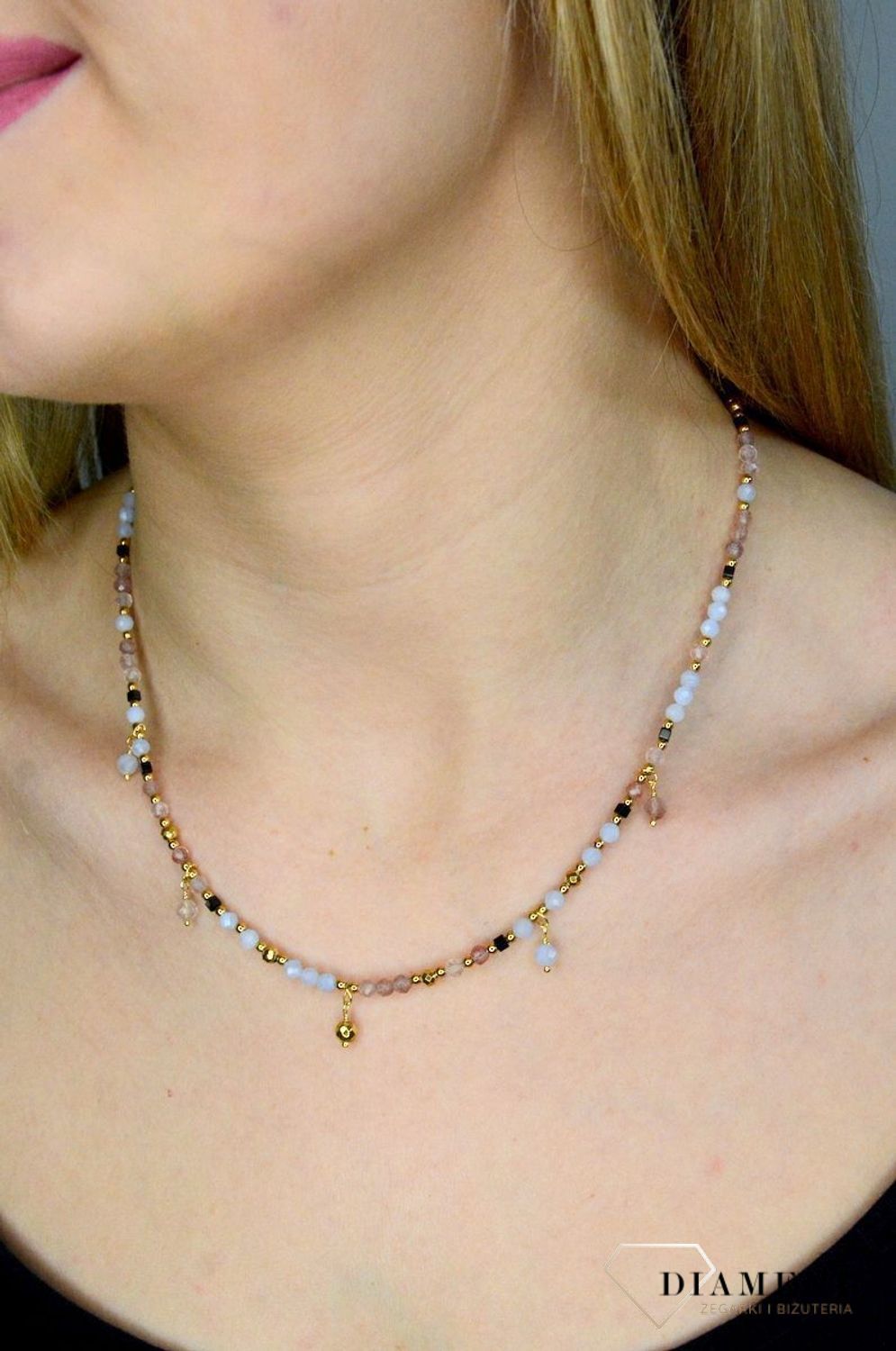 Naszyjnik damski kolorowe kamienie naturalne kwarc truskawkowy, chalcedon DIA-NSZ-8132-925. Naszyjniki z kamieniami naturalnymi od lat zachwycają elegancją i ponadczasowym pięknem. Drobne koraliki kamieni naturalnych w odcieni.jpg