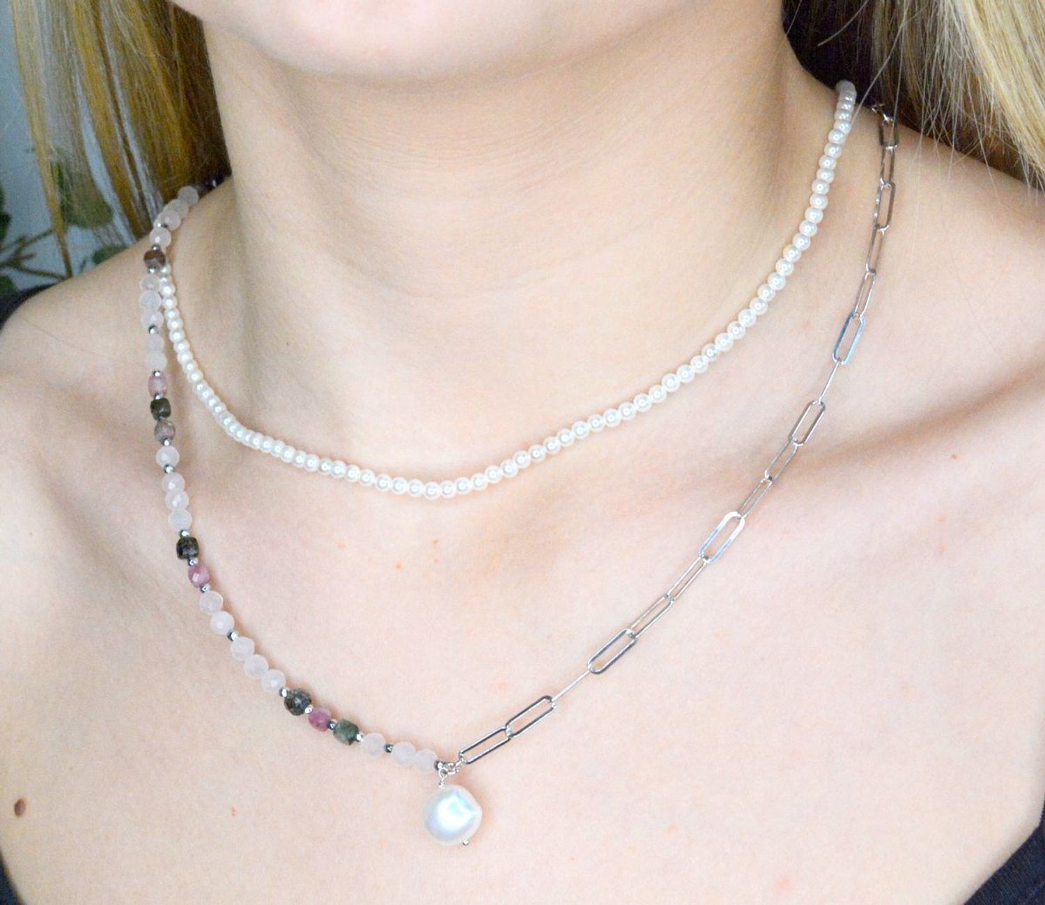 Naszyjnik damski kamienie naturalne perły DIA-NSZ-8152-925. Naszyjniki z kamieniami naturalnymi od lat zachwycają elegancją i ponadczasowym pięknem. Drobne koraliki kamieni naturalnych odcieniu białym. Naszyjnik to niezwykle w.jpg