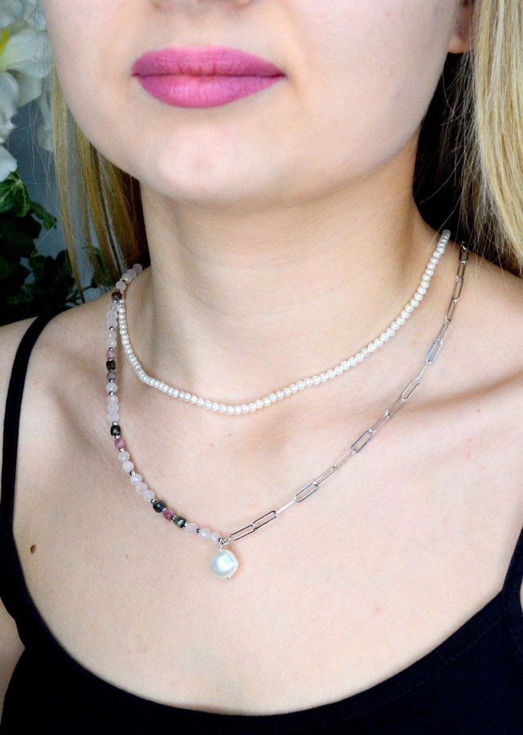 Naszyjnik damski kamienie naturalne perły DIA-NSZ-8152-925. Naszyjniki z kamieniami naturalnymi od lat zachwycają elegancją i ponadczasowym pięknem. Drobne koraliki kamieni naturalnych odcieniu białym. Naszyjnik to niezwykle w.jpg