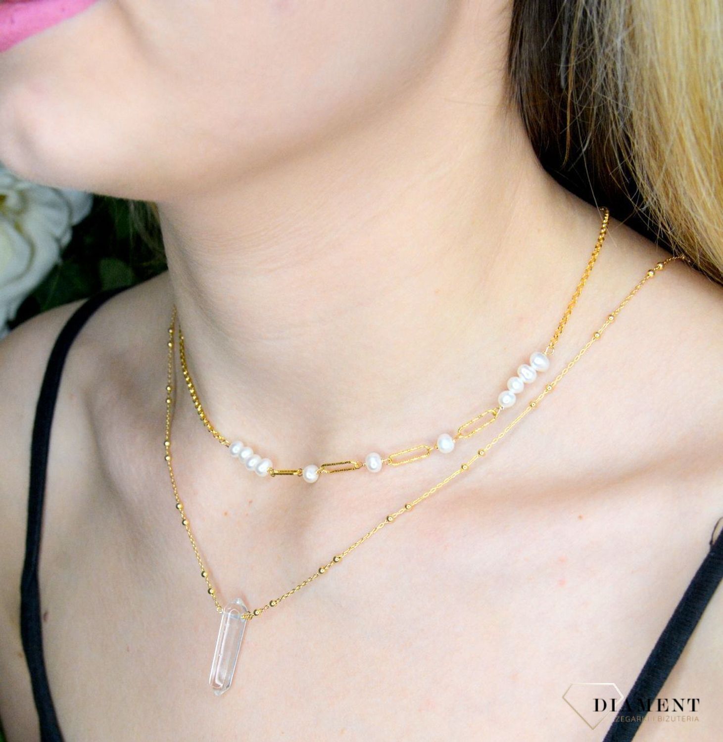 Naszyjnik damski kamienie naturalne perły ze złotymi spinaczami DIA-NSZ-8155-925. Naszyjniki z kamieniami naturalnymi od lat zachwycają elegancją i ponadczasowym pięknem. Drobne koraliki kamieni naturalnych odcieniu białym..jpg