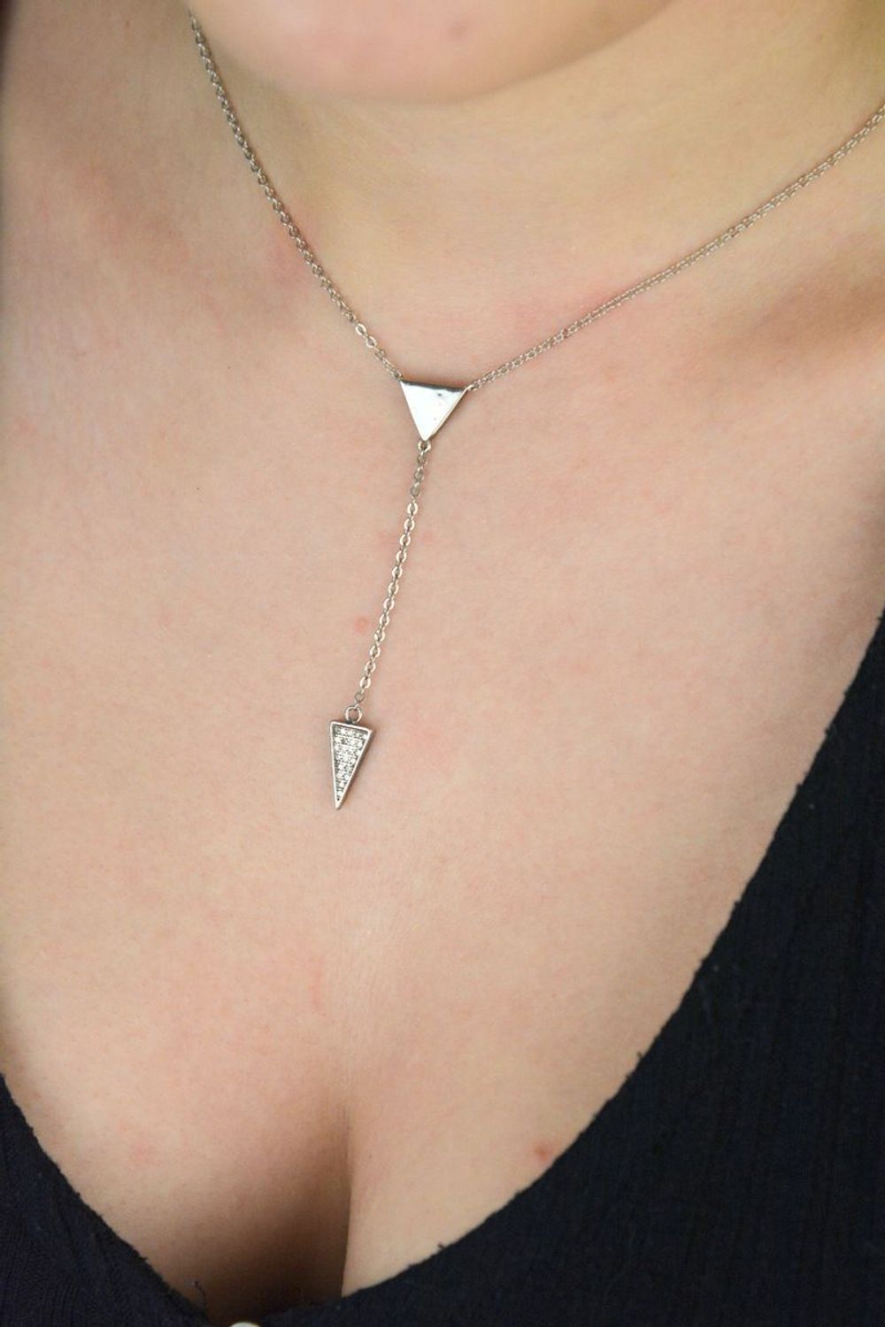 Stylowy srebrny naszyjnik 925 typu krawatka z zawieszką 6,5 cm. Trójkąty – jeden z cyrkonią, drugi gładki. Zapięcie na karabińczyk. Elegancja i nowoczesność w jednym.1.jpg