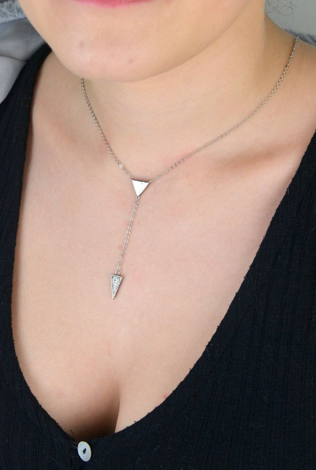 Stylowy srebrny naszyjnik 925 typu krawatka z zawieszką 6,5 cm. Trójkąty – jeden z cyrkonią, drugi gładki. Zapięcie na karabińczyk. Elegancja i nowoczesność w jednym.1.jpg