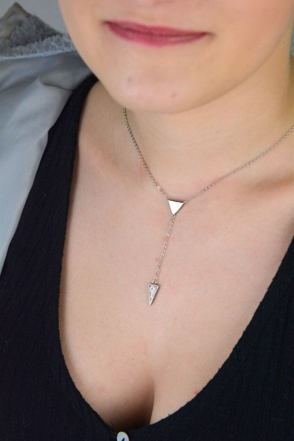 Stylowy srebrny naszyjnik 925 typu krawatka z zawieszką 6,5 cm. Trójkąty – jeden z cyrkonią, drugi gładki. Zapięcie na karabińczyk. Elegancja i nowoczesność w jednym.1.jpg