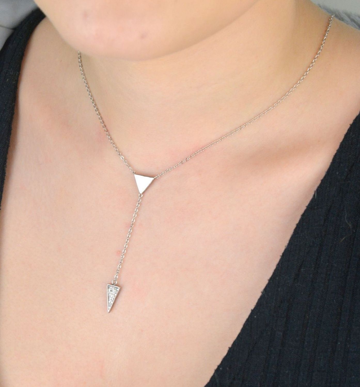 Stylowy srebrny naszyjnik 925 typu krawatka z zawieszką 6,5 cm. Trójkąty – jeden z cyrkonią, drugi gładki. Zapięcie na karabińczyk. Elegancja i nowoczesność w jednym.1.jpg