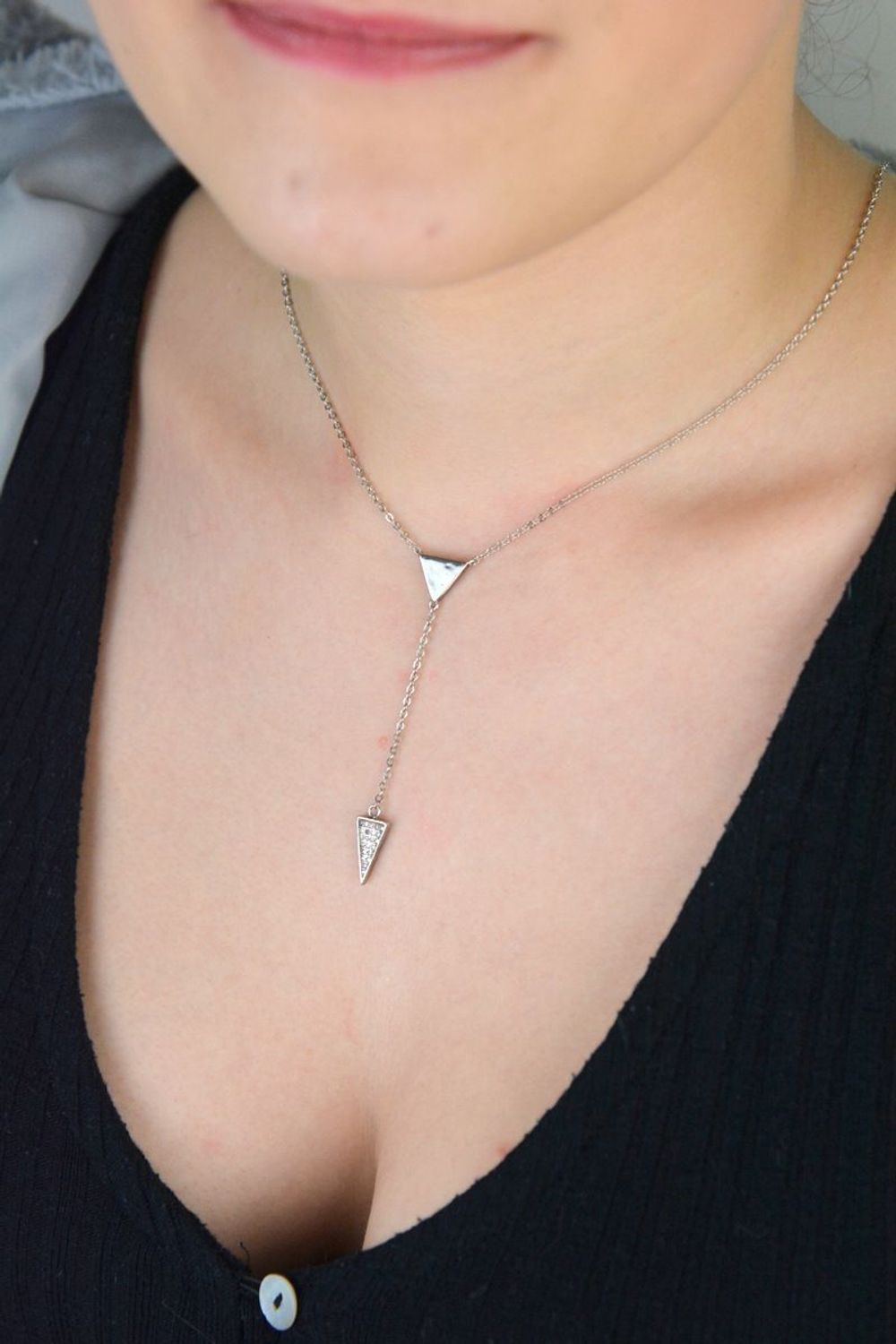 Stylowy srebrny naszyjnik 925 typu krawatka z zawieszką 6,5 cm. Trójkąty – jeden z cyrkonią, drugi gładki. Zapięcie na karabińczyk. Elegancja i nowoczesność w jednym.1.jpg