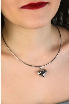 Srebrny naszyjnik damski DIA-NSZ-8534-925 – elegancka linka sztywna o długości 42 cm. Wykonany ze srebra próby 925, waży ok. 5,4 g i posiada praktyczne zapięcie na karabińczyk. Klasyczny dodatek idealny na prezent (2).jpg