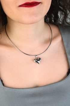 Srebrny naszyjnik damski DIA-NSZ-8534-925 – elegancka linka sztywna o długości 42 cm. Wykonany ze srebra próby 925, waży ok. 5,4 g i posiada praktyczne zapięcie na karabińczyk. Klasyczny dodatek idealny na prezent (3).jpg