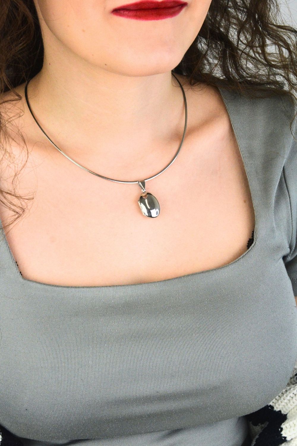 Srebrny naszyjnik damski DIA-NSZ-8534-925 – elegancka linka sztywna o długości 42 cm. Wykonany ze srebra próby 925, waży ok. 5,4 g i posiada praktyczne zapięcie na karabińczyk. 1.jpg