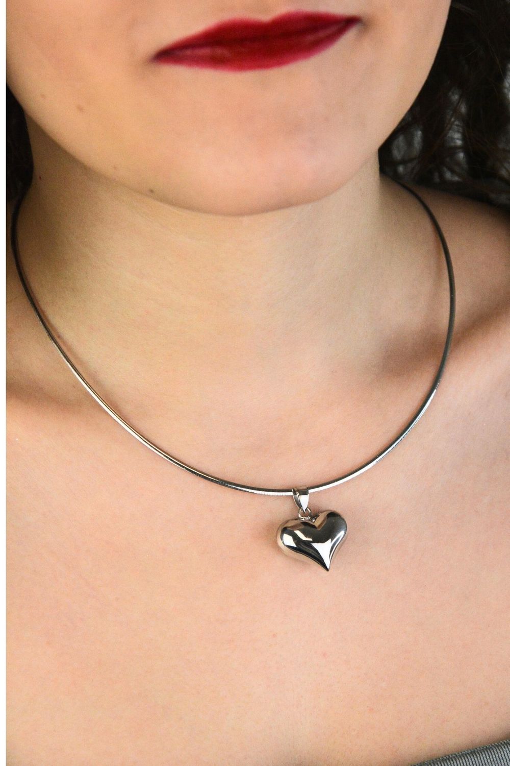 Srebrny naszyjnik damski DIA-NSZ-8534-925 – elegancka linka sztywna o długości 42 cm. Wykonany ze srebra próby 925, waży ok. 5,4 g i posiada praktyczne zapięcie na karabińczyk. 1.jpg