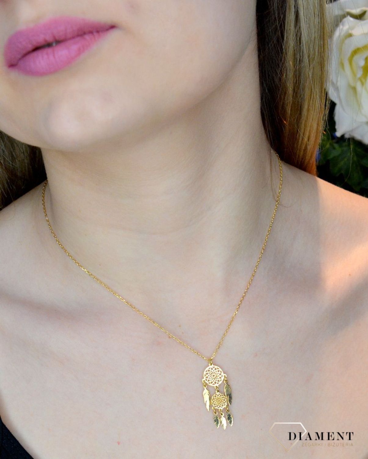 Pozłacany naszyjnik damski z elementem ozdobnym łapacz snów DIA-NSZ-8556-925. Naszyjnik będzie świetnym dodatkiem pasującym do wielu stylizacji. Jest idealnym pomysłem na prezent.Naszyjnik srebrny z połyskującymi elementami..jpg