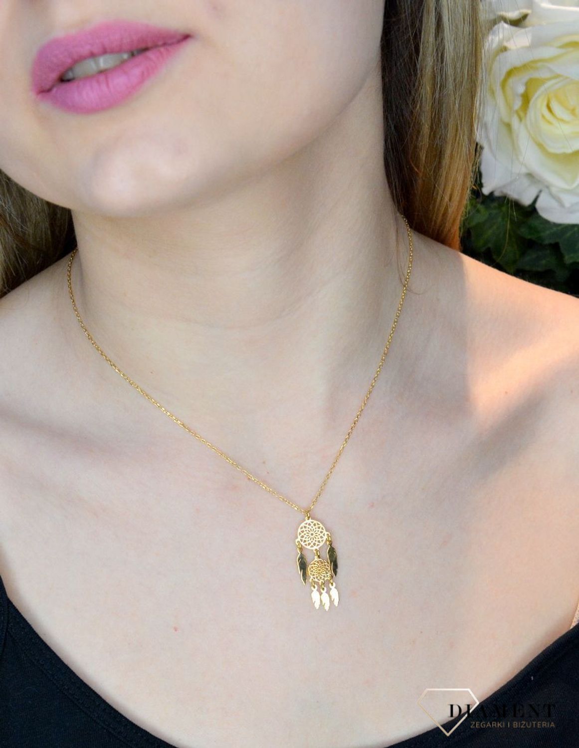 Pozłacany naszyjnik damski z elementem ozdobnym łapacz snów DIA-NSZ-8556-925. Naszyjnik będzie świetnym dodatkiem pasującym do wielu stylizacji. Jest idealnym pomysłem na prezent.Naszyjnik srebrny z połyskującymi elementami..jpg