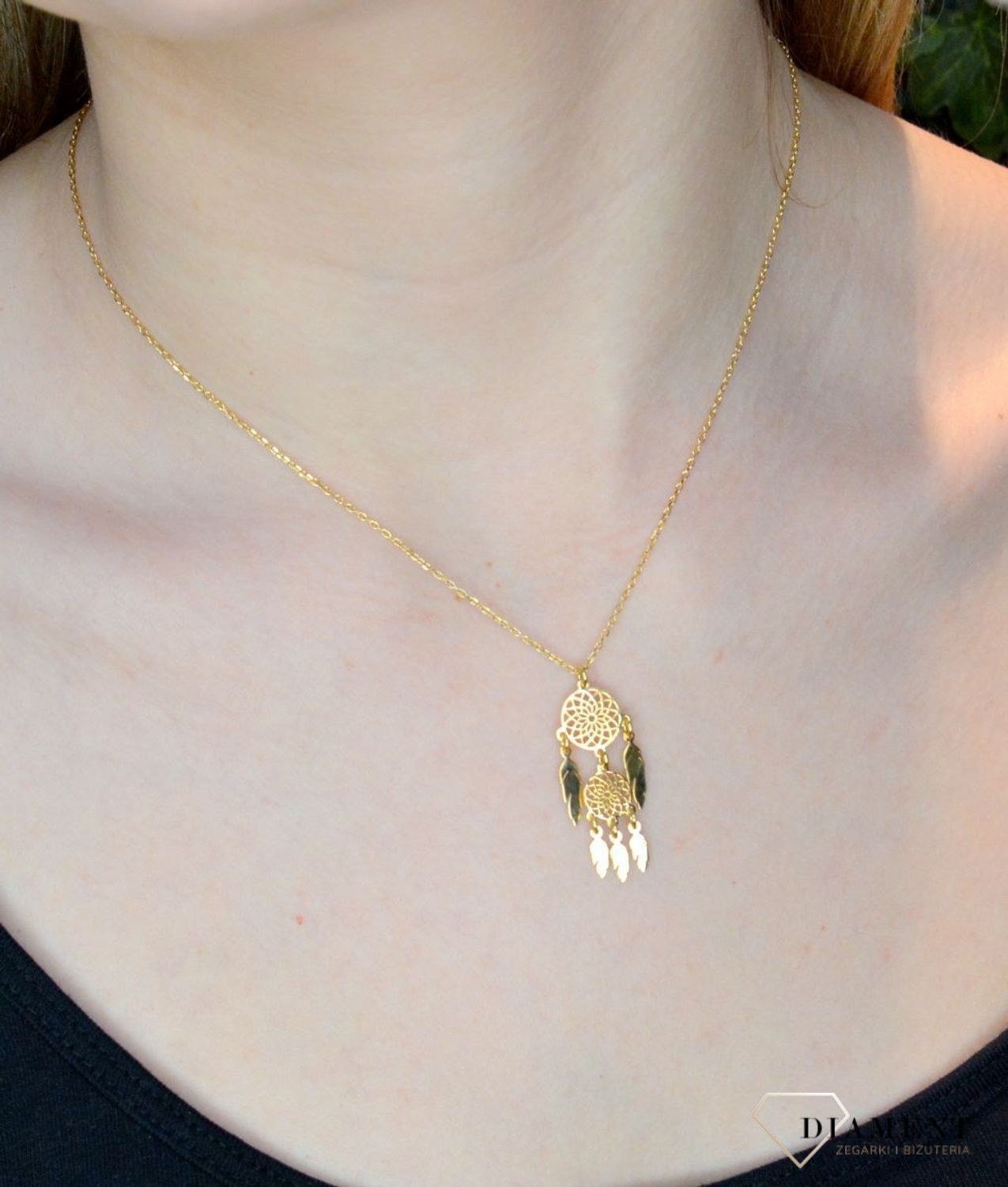 Pozłacany naszyjnik damski z elementem ozdobnym łapacz snów DIA-NSZ-8556-925. Naszyjnik będzie świetnym dodatkiem pasującym do wielu stylizacji. Jest idealnym pomysłem na prezent.Naszyjnik srebrny z połyskującymi elementami..jpg