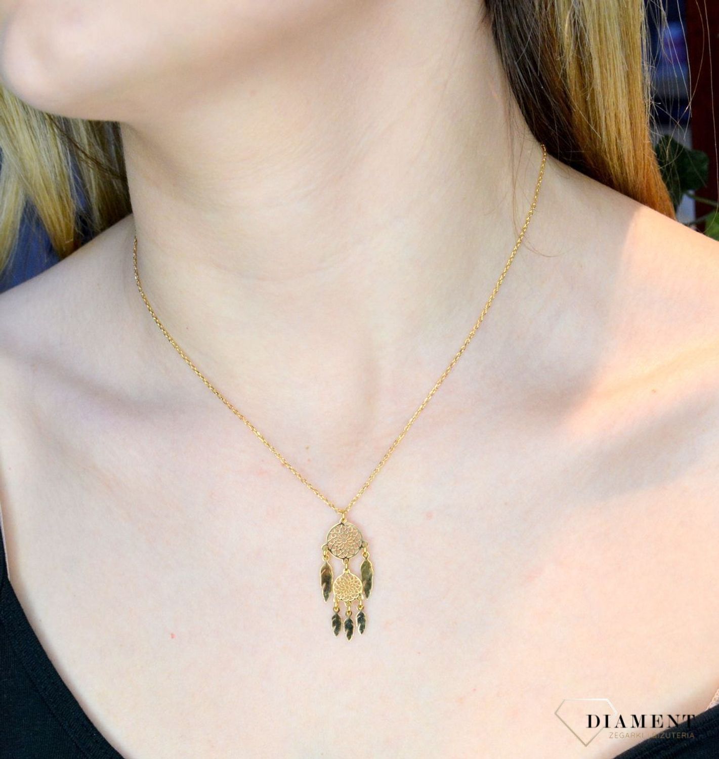 Pozłacany naszyjnik damski z elementem ozdobnym łapacz snów DIA-NSZ-8556-925. Naszyjnik będzie świetnym dodatkiem pasującym do wielu stylizacji. Jest idealnym pomysłem na prezent.Naszyjnik srebrny z połyskującymi elementami..jpg