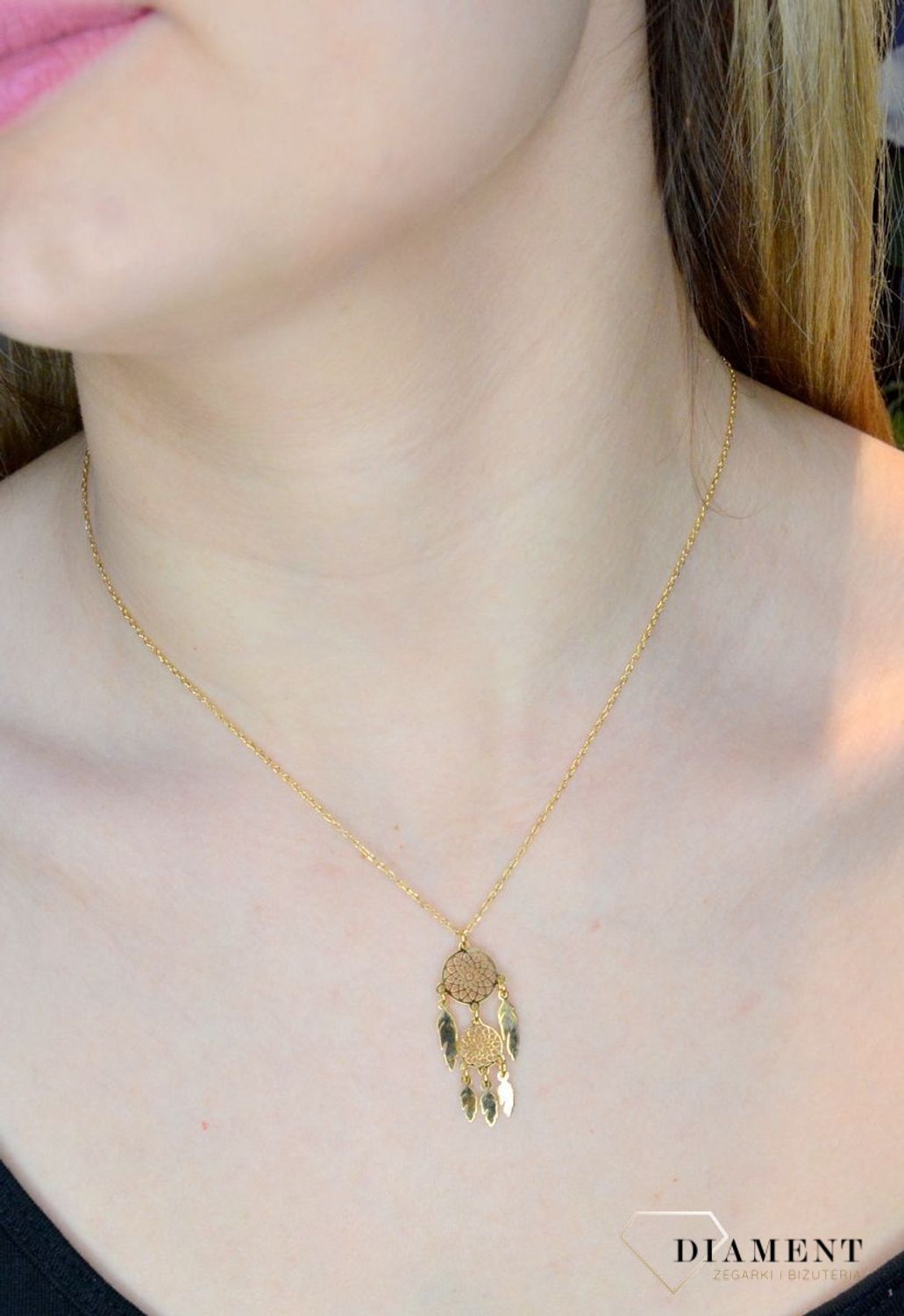 Pozłacany naszyjnik damski z elementem ozdobnym łapacz snów DIA-NSZ-8556-925. Naszyjnik będzie świetnym dodatkiem pasującym do wielu stylizacji. Jest idealnym pomysłem na prezent.Naszyjnik srebrny z połyskującymi elementami..jpg