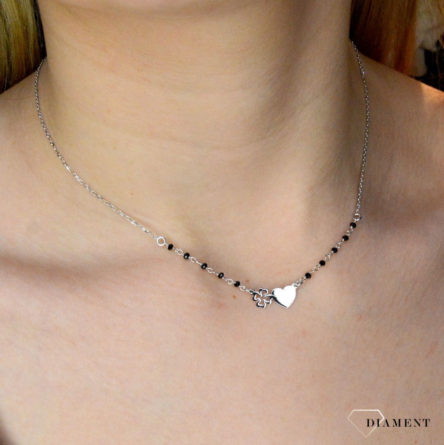 Naszyjnik srebrny damski z czarnymi koralikami DIA-NSZ-8558-925.  Naszyjnik będzie świetnym dodatkiem pasującym do wielu stylizacji. Jest idealnym pomysłem na prezent.Naszyjnik srebrny z połyskującymi elementami..jpg