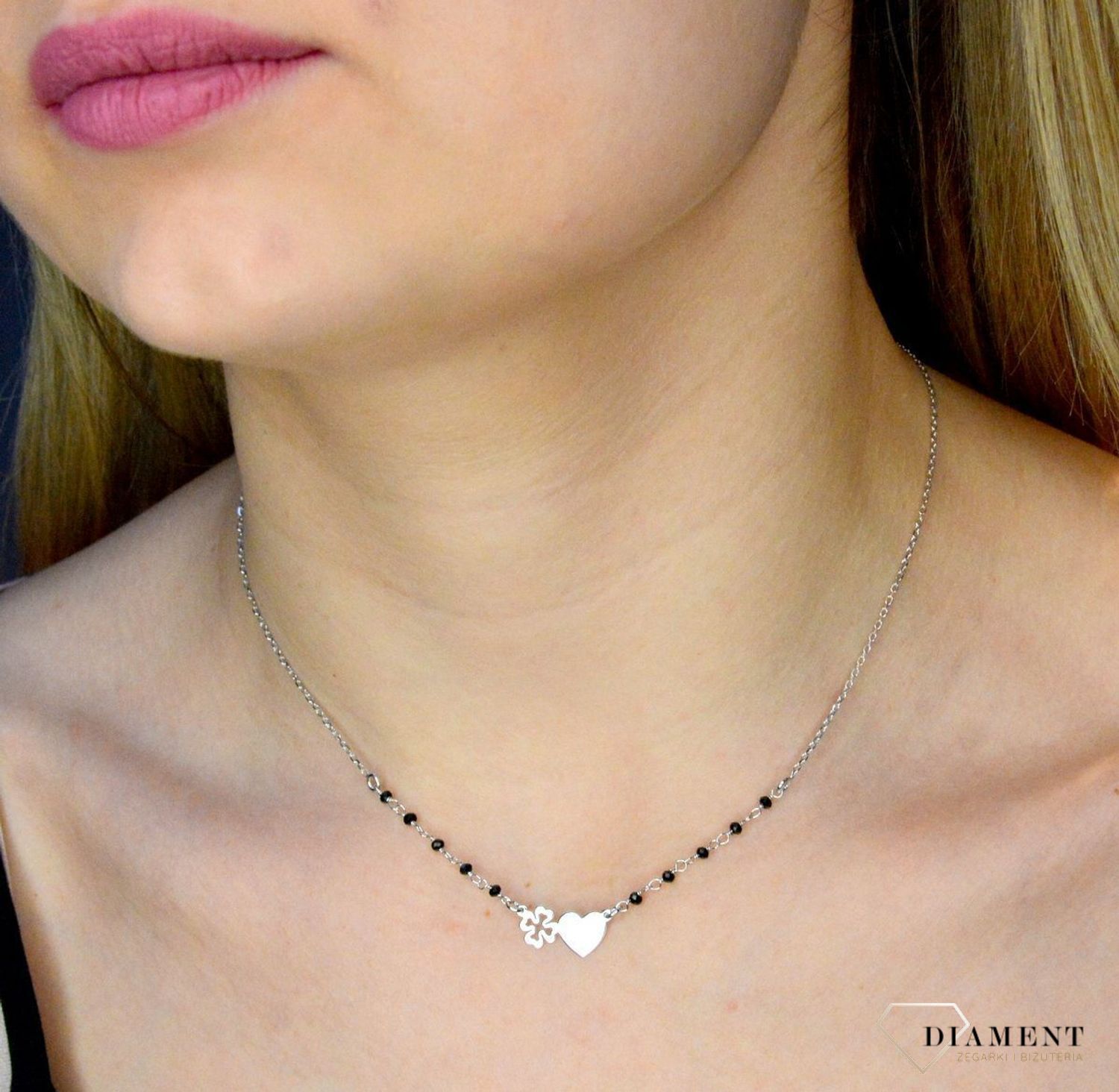 Naszyjnik srebrny damski z czarnymi koralikami DIA-NSZ-8558-925.  Naszyjnik będzie świetnym dodatkiem pasującym do wielu stylizacji. Jest idealnym pomysłem na prezent.Naszyjnik srebrny z połyskującymi elementami..jpg