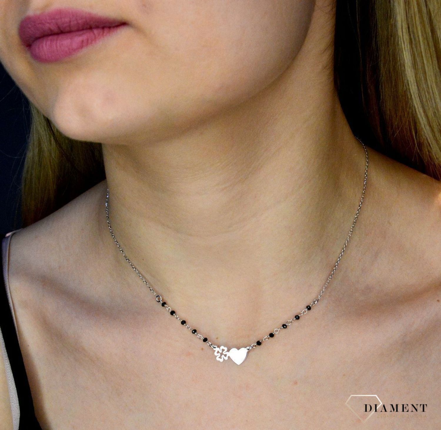 Naszyjnik srebrny damski z czarnymi koralikami DIA-NSZ-8558-925.  Naszyjnik będzie świetnym dodatkiem pasującym do wielu stylizacji. Jest idealnym pomysłem na prezent.Naszyjnik srebrny z połyskującymi elementami..jpg