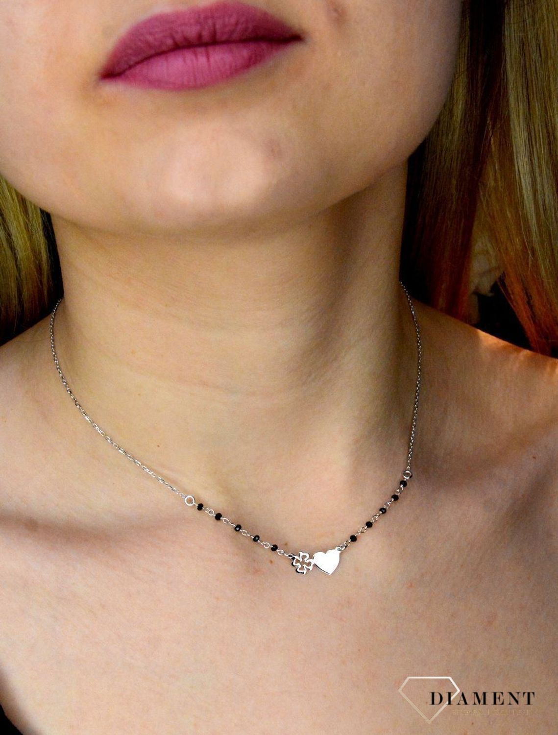 Naszyjnik srebrny damski z czarnymi koralikami DIA-NSZ-8558-925.  Naszyjnik będzie świetnym dodatkiem pasującym do wielu stylizacji. Jest idealnym pomysłem na prezent.Naszyjnik srebrny z połyskującymi elementami..jpg