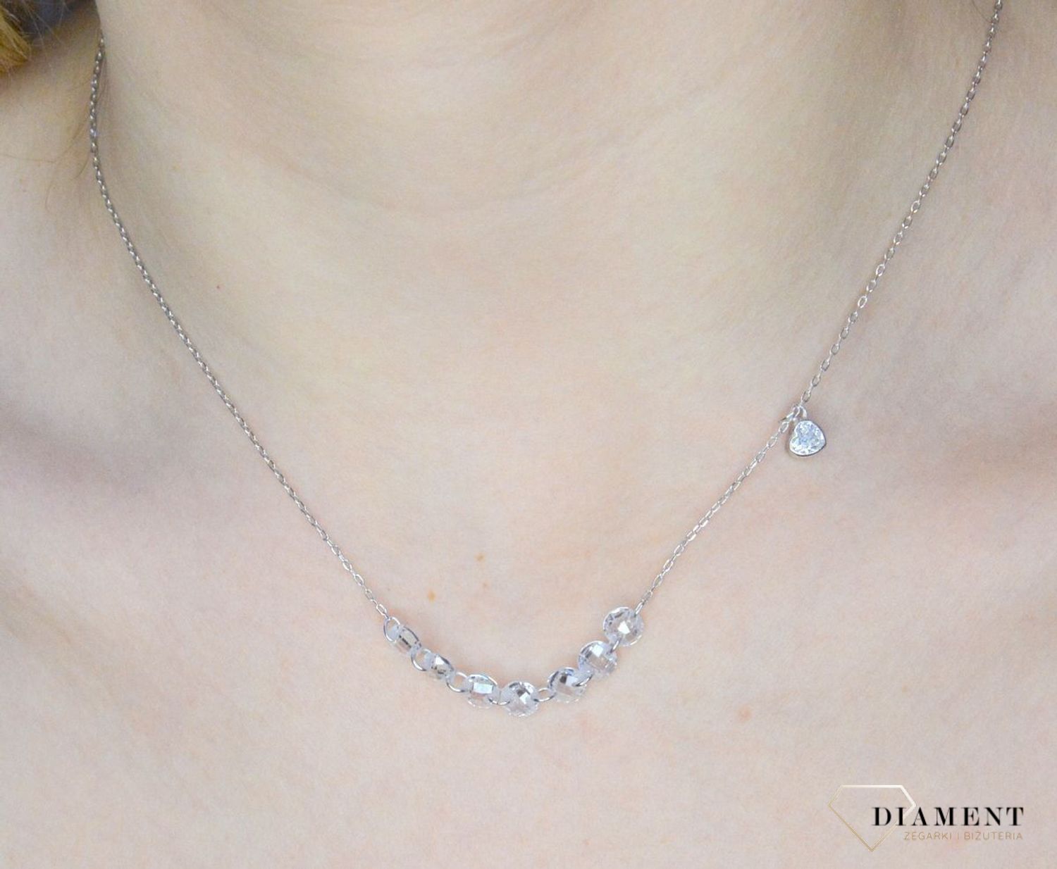 Naszyjnik srebrny damski błyszczące koraliki  DIA-NSZ-8559-925.  Naszyjnik będzie świetnym dodatkiem pasującym do wielu stylizacji. Jest idealnym pomysłem na prezent.Naszyjnik srebrny z połyskującymi elementami..jpg