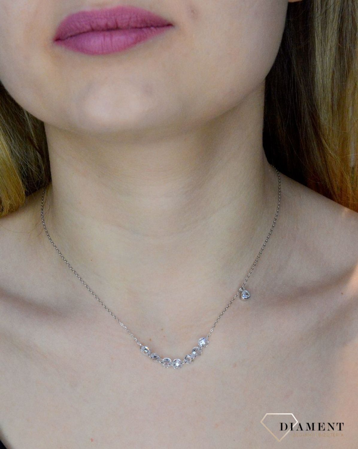 Naszyjnik srebrny damski błyszczące koraliki  DIA-NSZ-8559-925.  Naszyjnik będzie świetnym dodatkiem pasującym do wielu stylizacji. Jest idealnym pomysłem na prezent.Naszyjnik srebrny z połyskującymi elementami..jpg