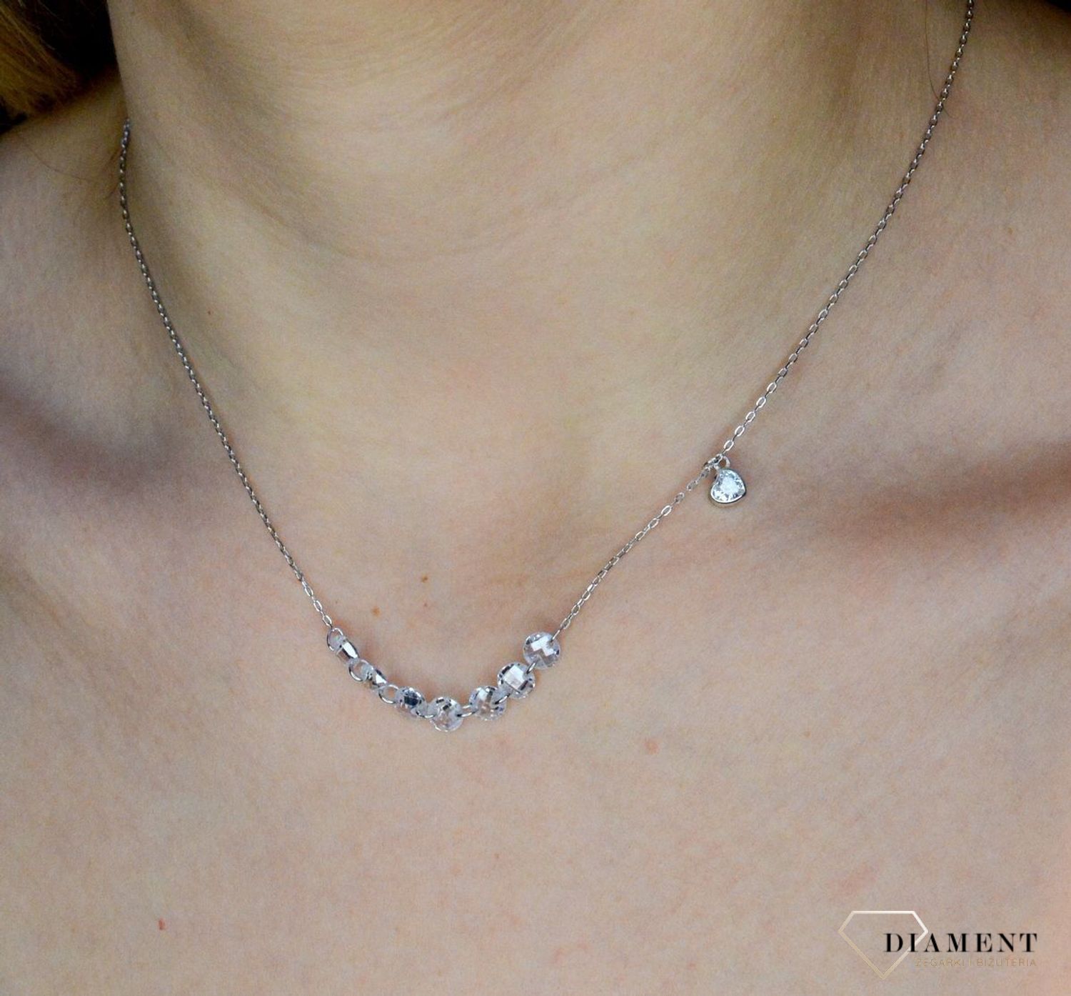 Naszyjnik srebrny damski błyszczące koraliki  DIA-NSZ-8559-925.  Naszyjnik będzie świetnym dodatkiem pasującym do wielu stylizacji. Jest idealnym pomysłem na prezent.Naszyjnik srebrny z połyskującymi elementami..jpg