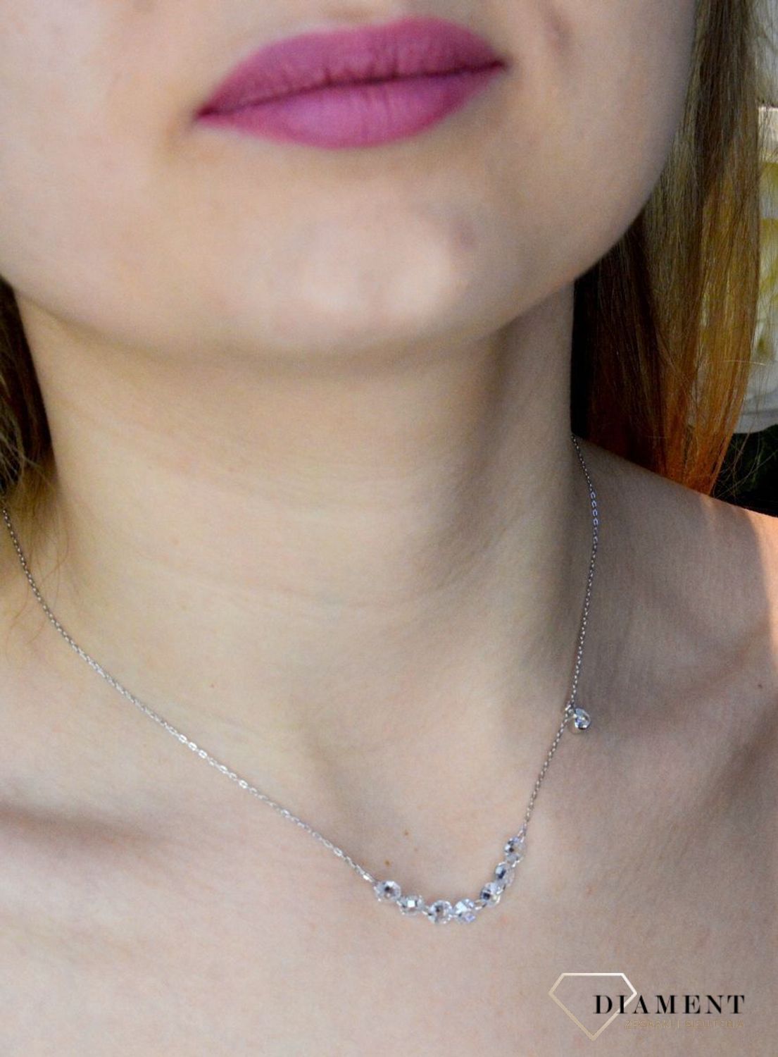 Naszyjnik srebrny damski błyszczące koraliki  DIA-NSZ-8559-925.  Naszyjnik będzie świetnym dodatkiem pasującym do wielu stylizacji. Jest idealnym pomysłem na prezent.Naszyjnik srebrny z połyskującymi elementami..jpg