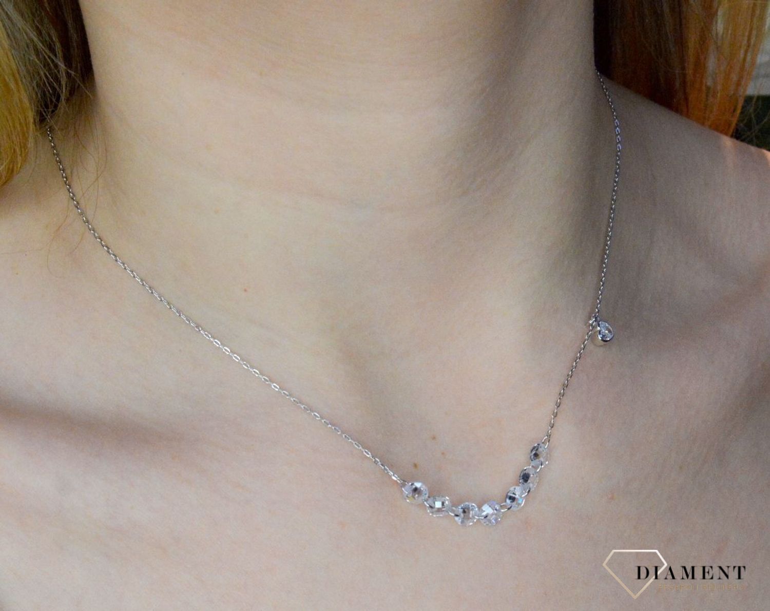 Naszyjnik srebrny damski błyszczące koraliki  DIA-NSZ-8559-925.  Naszyjnik będzie świetnym dodatkiem pasującym do wielu stylizacji. Jest idealnym pomysłem na prezent.Naszyjnik srebrny z połyskującymi elementami..jpg