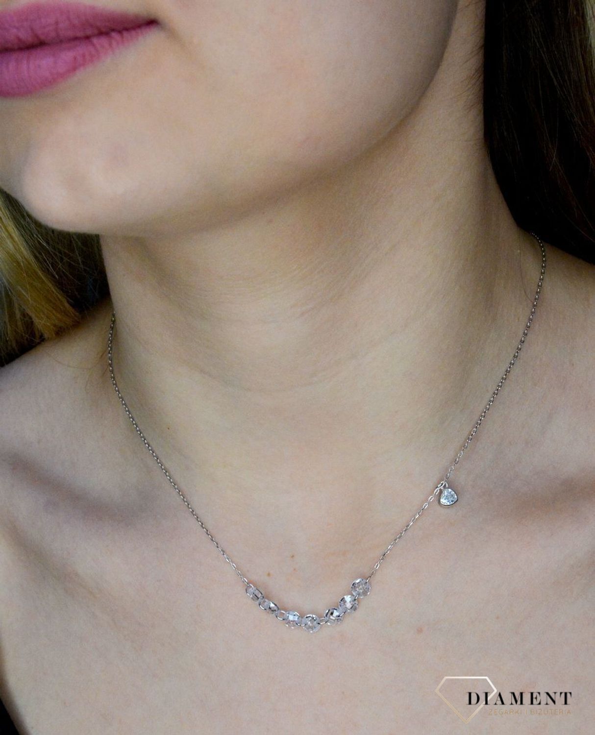 Naszyjnik srebrny damski błyszczące koraliki  DIA-NSZ-8559-925.  Naszyjnik będzie świetnym dodatkiem pasującym do wielu stylizacji. Jest idealnym pomysłem na prezent.Naszyjnik srebrny z połyskującymi elementami..jpg