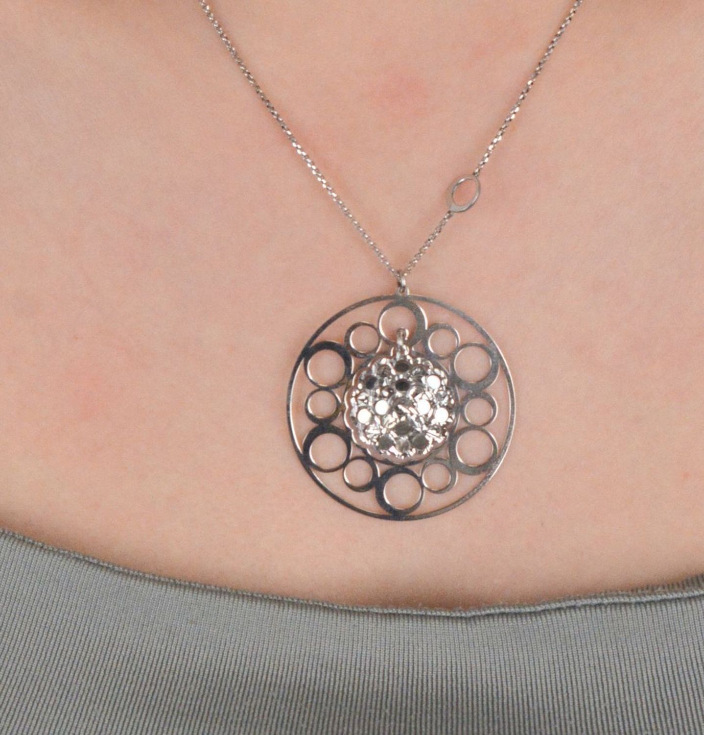 Naszyjnik damski długi ażurowe kółko rozmiar 80, DIA-NSZ-8601-925 Elegancki naszyjnik damski z długim łańcuszkiem, zakończony ażurowym kółkiem, wykonany z wysokiej jakości srebra próby 925 1.jpg