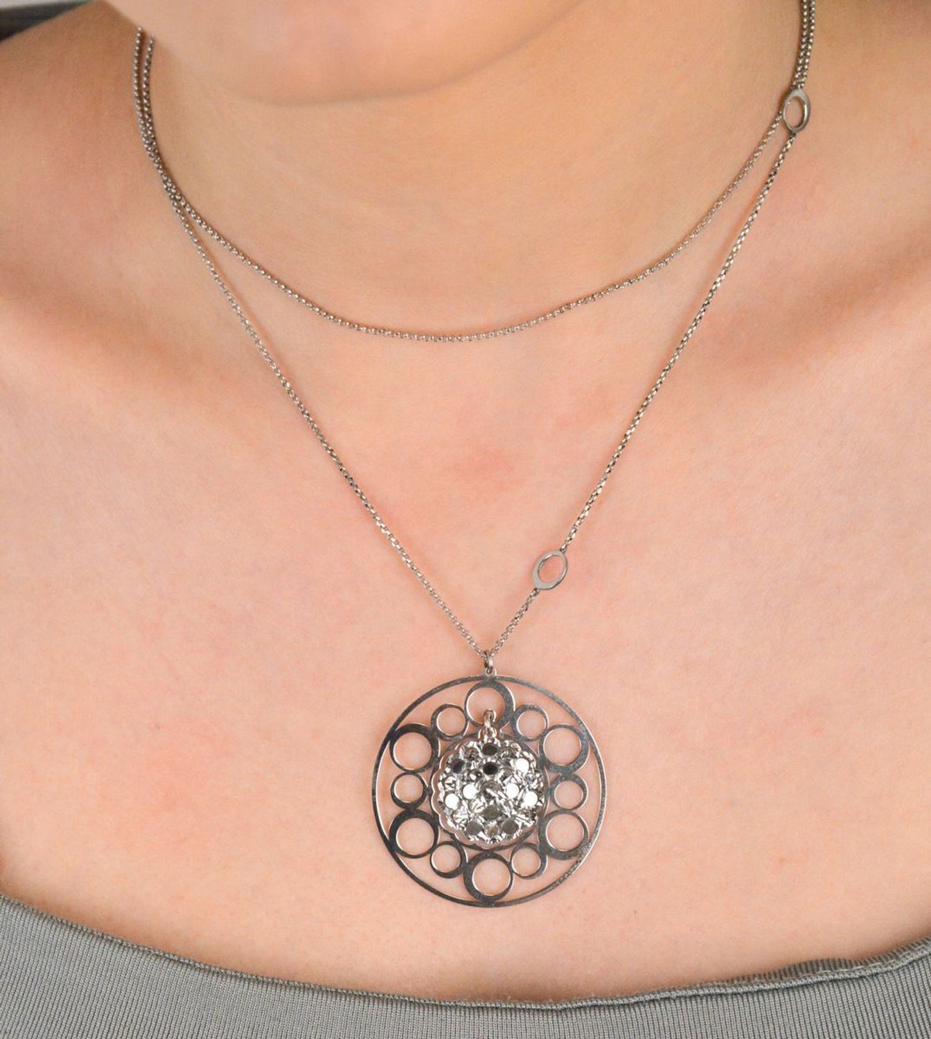 Naszyjnik damski długi ażurowe kółko rozmiar 80, DIA-NSZ-8601-925 Elegancki naszyjnik damski z długim łańcuszkiem, zakończony ażurowym kółkiem, wykonany z wysokiej jakości srebra próby 925 1.jpg