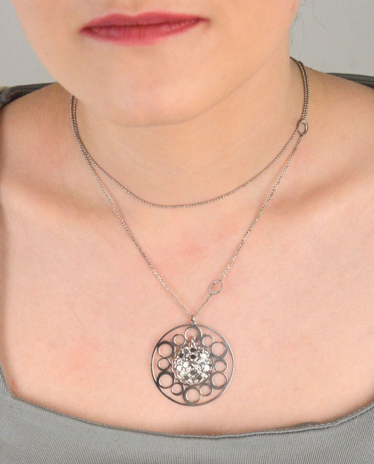 Naszyjnik damski długi ażurowe kółko rozmiar 80, DIA-NSZ-8601-925 Elegancki naszyjnik damski z długim łańcuszkiem, zakończony ażurowym kółkiem, wykonany z wysokiej jakości srebra próby 925 1.jpg