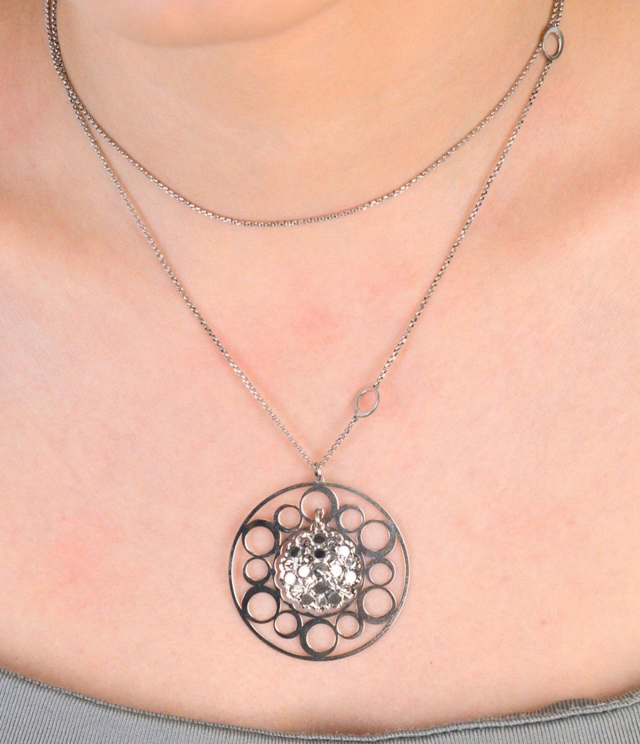 Naszyjnik damski długi ażurowe kółko rozmiar 80, DIA-NSZ-8601-925 Elegancki naszyjnik damski z długim łańcuszkiem, zakończony ażurowym kółkiem, wykonany z wysokiej jakości srebra próby 925 1.jpg