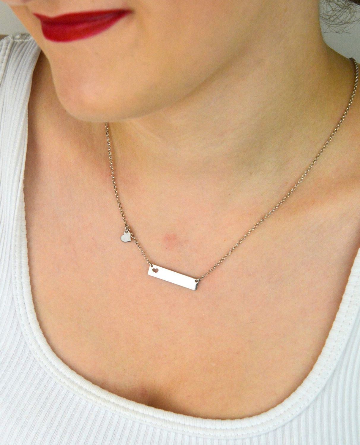 Delikatny naszyjnik srebrny 925 – DIA-NSZ-8602-925 z prostokątną blaszką i wyciętym serduszkiem. Długość 45+3 cm, waga 3,40 g. Subtelny prezent z symboliką miłości.1.jpg