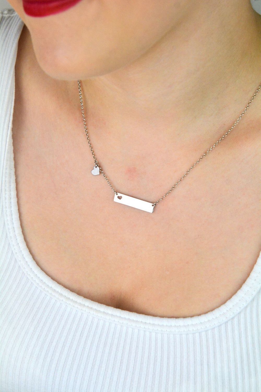 Delikatny naszyjnik srebrny 925 – DIA-NSZ-8602-925 z prostokątną blaszką i wyciętym serduszkiem. Długość 45+3 cm, waga 3,40 g. Subtelny prezent z symboliką miłości.1.jpg