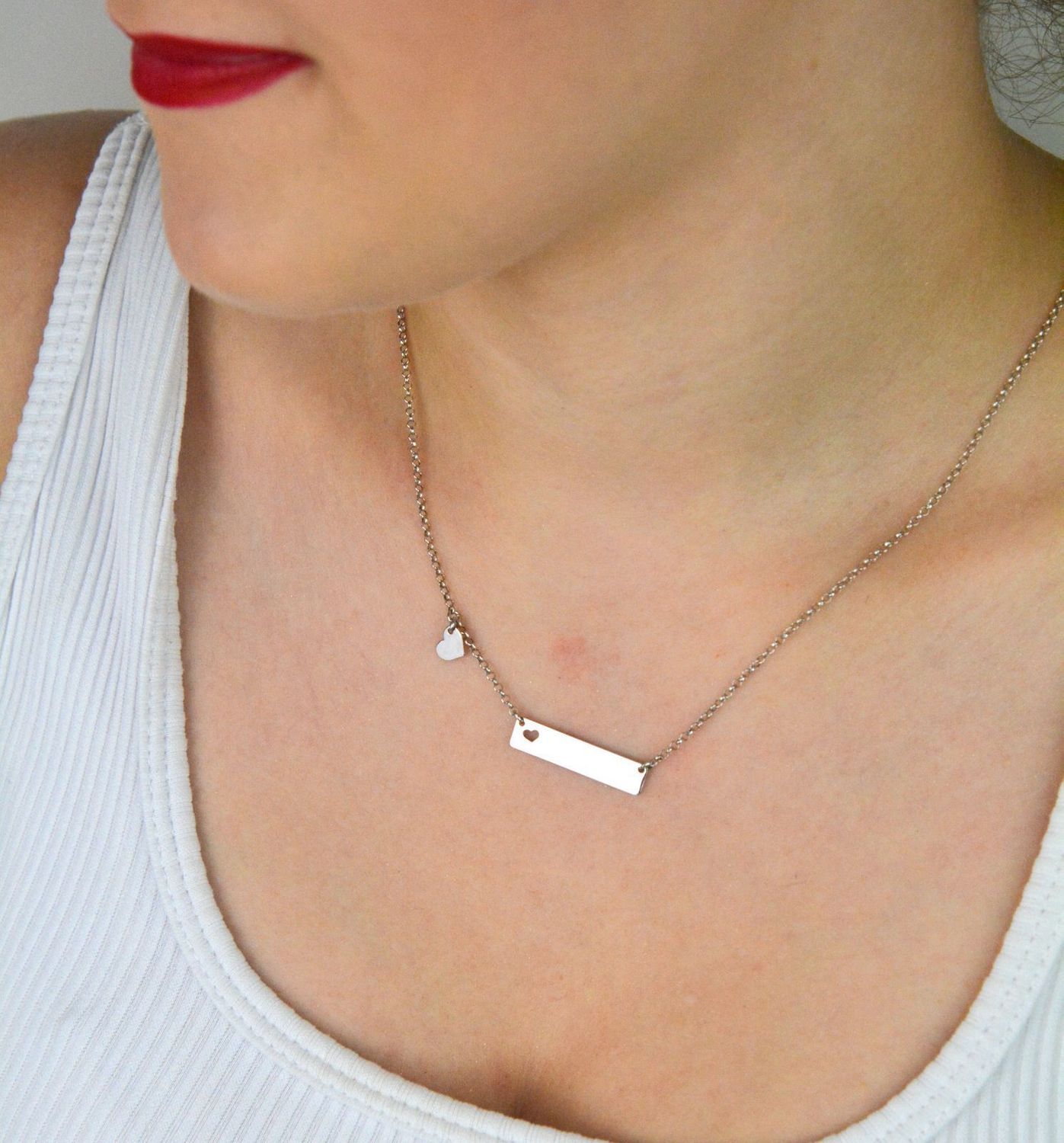 Delikatny naszyjnik srebrny 925 – DIA-NSZ-8602-925 z prostokątną blaszką i wyciętym serduszkiem. Długość 45+3 cm, waga 3,40 g. Subtelny prezent z symboliką miłości.1.jpg