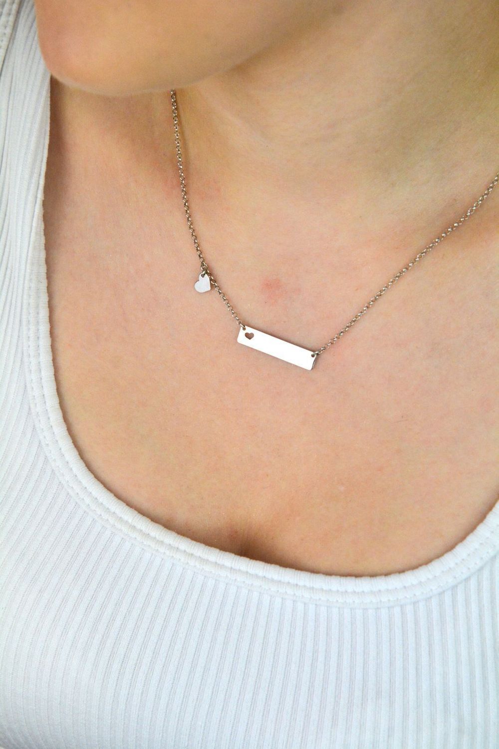 Delikatny naszyjnik srebrny 925 – DIA-NSZ-8602-925 z prostokątną blaszką i wyciętym serduszkiem. Długość 45+3 cm, waga 3,40 g. Subtelny prezent z symboliką miłości.1.jpg