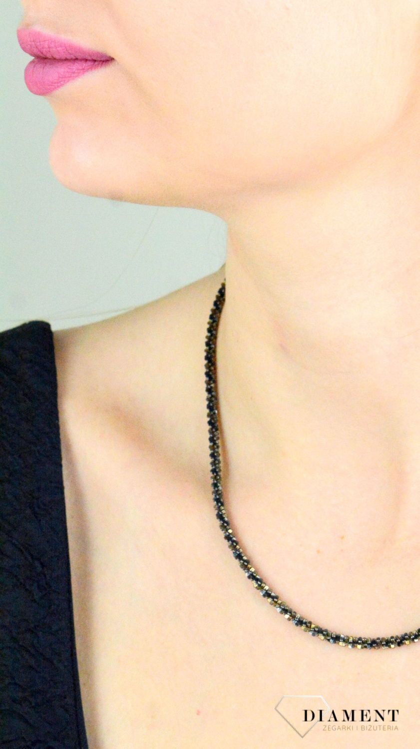 Srebrny łańcuszek o ozdobnym splocie w czarno-złotej kolorystyce DIA-NSZ-8650-925. Łańcuszki to uniwersalne dodatki, które sprawdzają się na każdą okazję i dla kobiet w każd.jpg