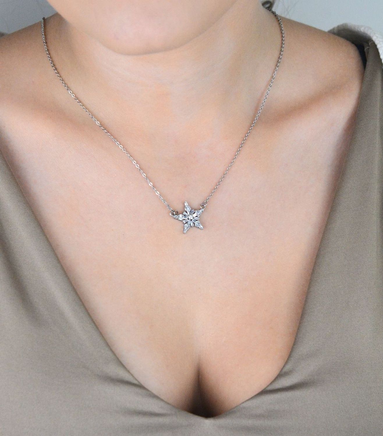 Naszyjnik damski srebrny próby 925 z zawieszką w kształcie gwiazdki zdobioną cyrkoniami o wielkości 1,6 cm. Łańcuszek długości 43 cm + 5 cm regulacji, zapięcie na karabińczyk, waga 3,70 g. 1.jpg