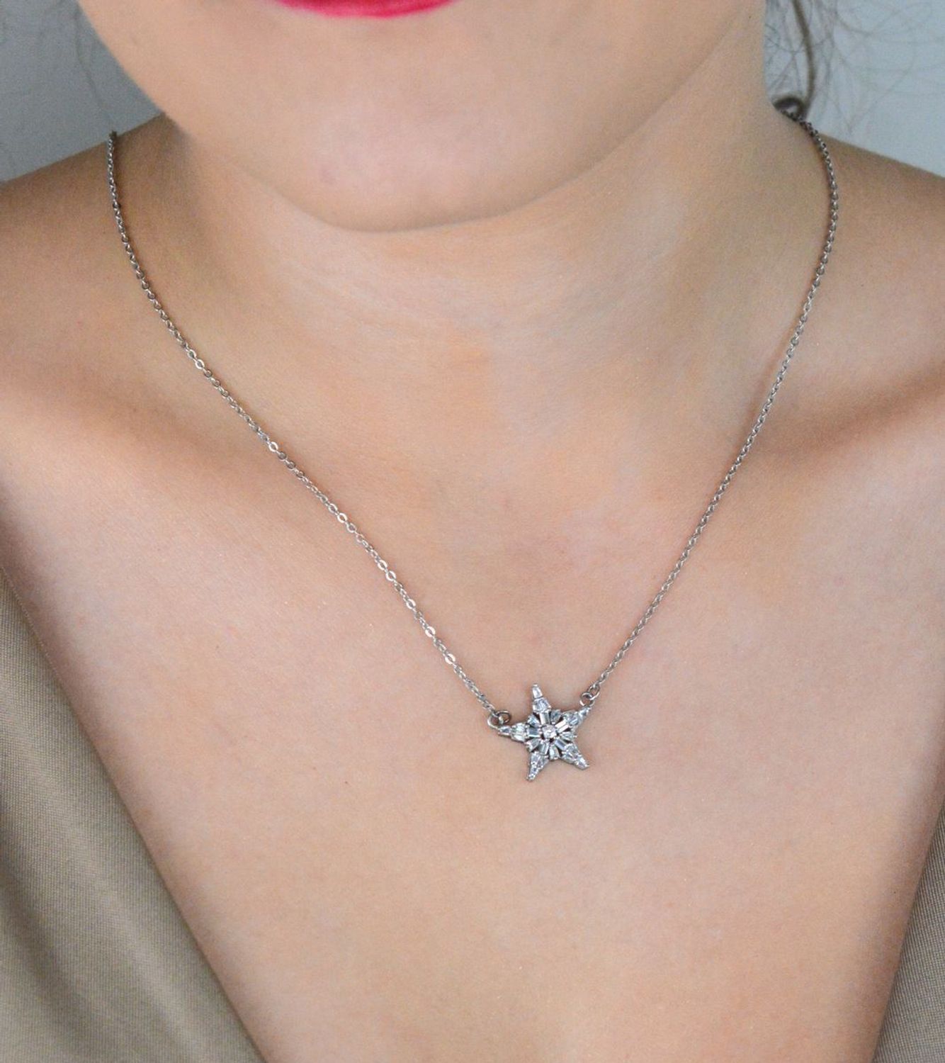 Naszyjnik damski srebrny próby 925 z zawieszką w kształcie gwiazdki zdobioną cyrkoniami o wielkości 1,6 cm. Łańcuszek długości 43 cm + 5 cm regulacji, zapięcie na karabińczyk, waga 3,70 g. 1.jpg