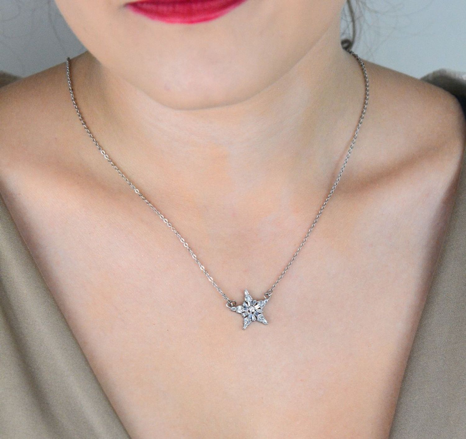 Naszyjnik damski srebrny próby 925 z zawieszką w kształcie gwiazdki zdobioną cyrkoniami o wielkości 1,6 cm. Łańcuszek długości 43 cm + 5 cm regulacji, zapięcie na karabińczyk, waga 3,70 g. 1.jpg