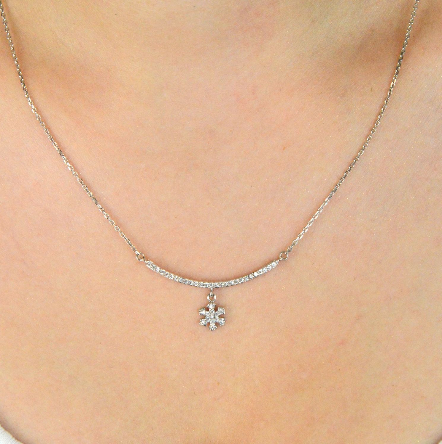 Naszyjnik damski ze srebra 925 – model DIA-NSZ-8782-925 z zawieszką śnieżynką i cyrkonią 8 mm. Długość 45+2 cm, waga 3,50 g. Idealny prezent, piękna zimowa elegancja.1.jpg