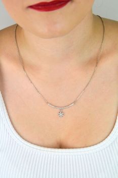Naszyjnik damski ze srebra 925 – model DIA-NSZ-8782-925 z zawieszką śnieżynką i cyrkonią 8 mm. Długość 45+2 cm, waga 3,50 g. Idealny prezent, piękna zimowa elegancja (3).JPG