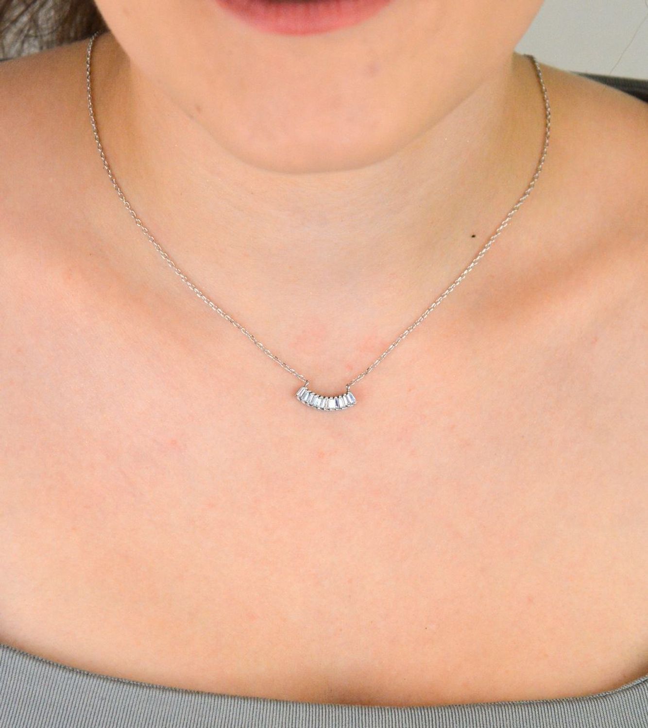 Delikatny srebrny naszyjnik 925 z zawieszką z cyrkonią. Długość 45+4 cm. Minimalistyczny i elegancki – idealny na co dzień i na prezent.1.jpg