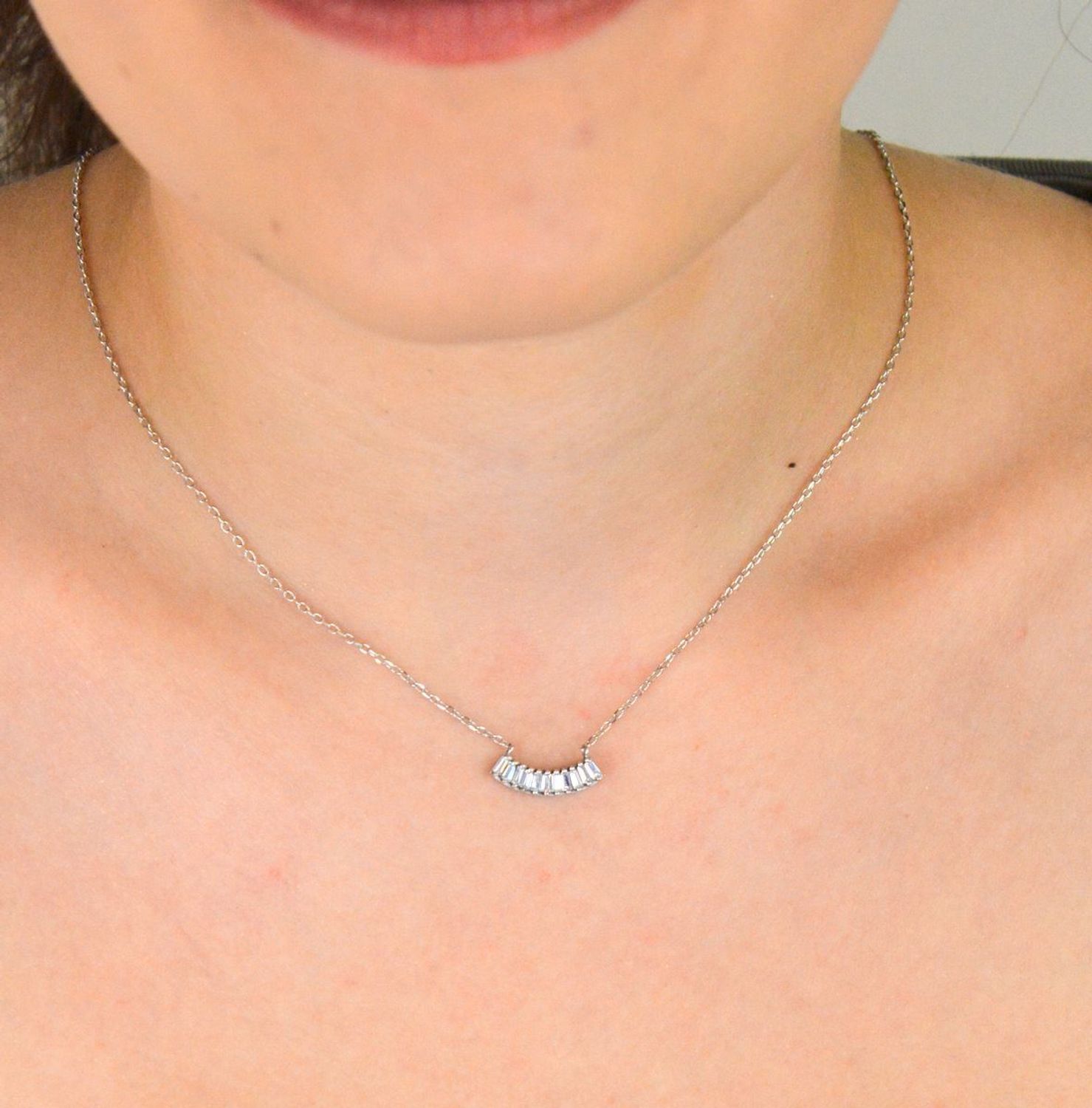 Delikatny srebrny naszyjnik 925 z zawieszką z cyrkonią. Długość 45+4 cm. Minimalistyczny i elegancki – idealny na co dzień i na prezent.1.jpg