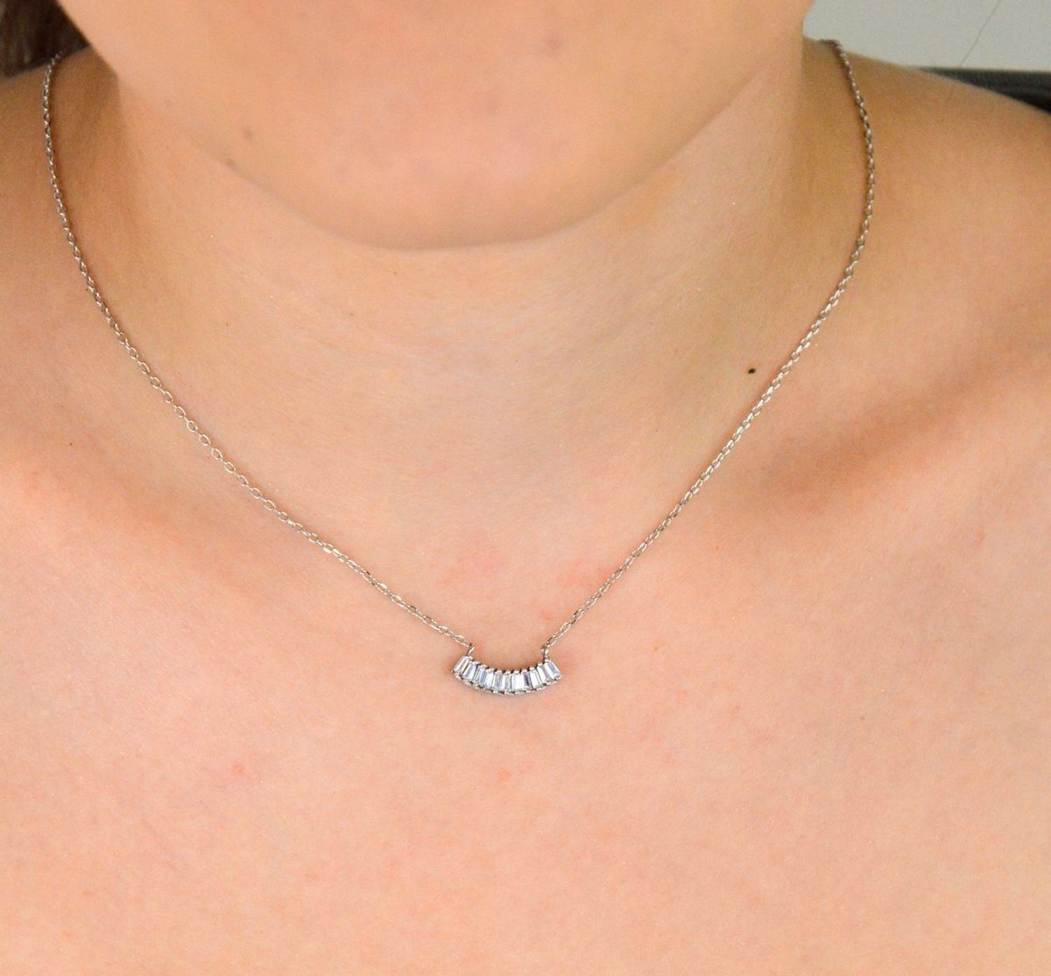 Delikatny srebrny naszyjnik 925 z zawieszką z cyrkonią. Długość 45+4 cm. Minimalistyczny i elegancki – idealny na co dzień i na prezent.1.jpg