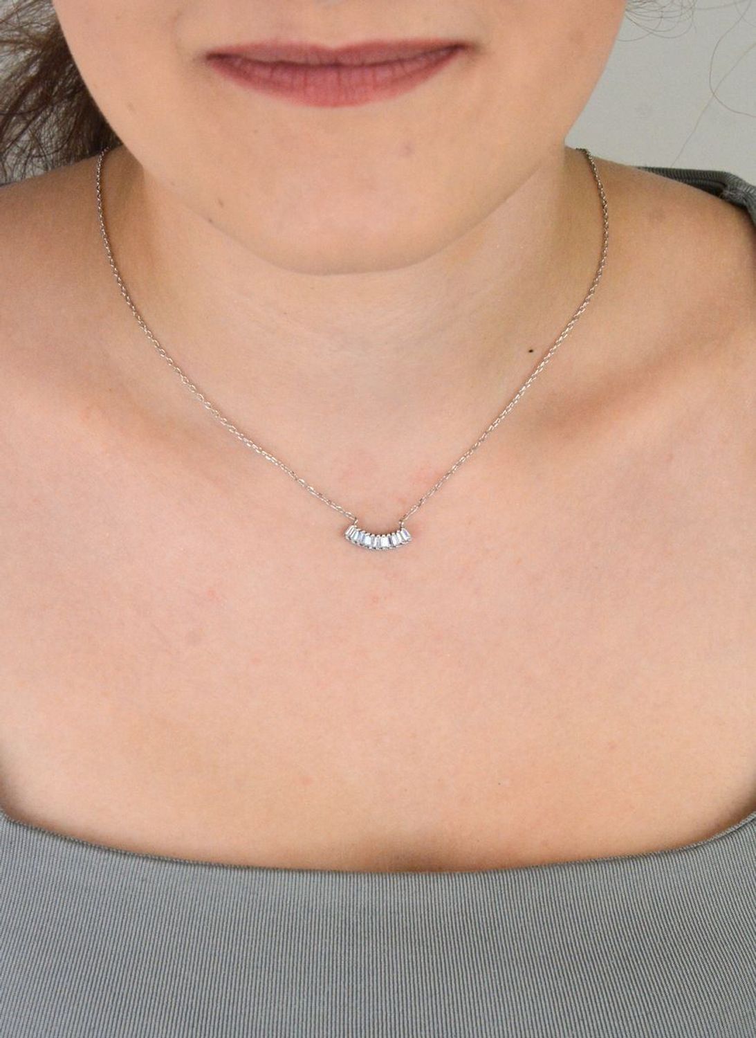 Delikatny srebrny naszyjnik 925 z zawieszką z cyrkonią. Długość 45+4 cm. Minimalistyczny i elegancki – idealny na co dzień i na prezent.1.jpg